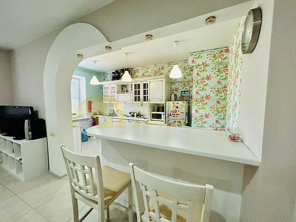 Дом с участком, 305 кв.м., улица Красная, дом 131 Дом с участком, 305 кв.м., улица Красная, дом 131